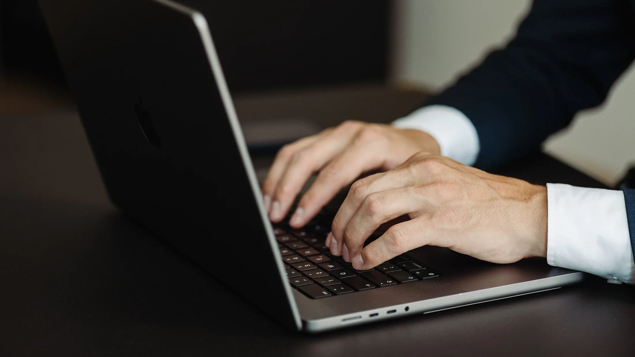 Anwalt Heinrich Wallner bei der Arbeit am Laptop